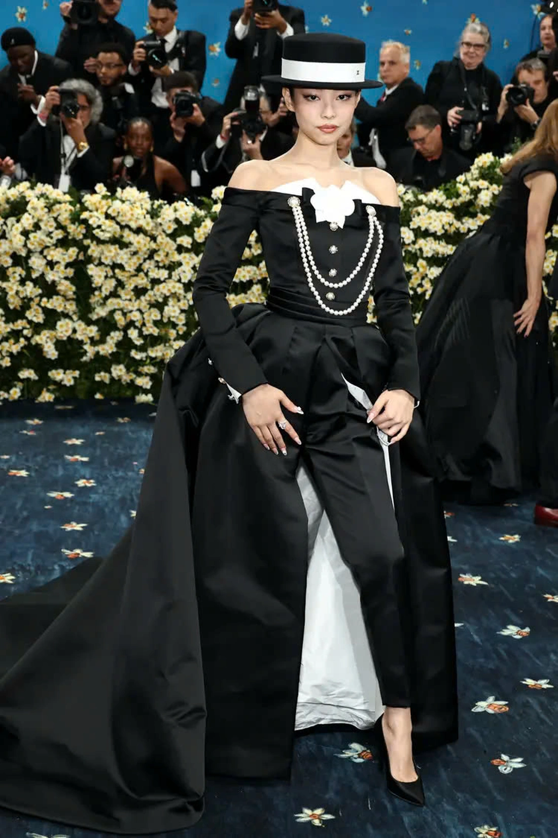 Lisa, Jennie BlackPink, Anna Hathaway và loạt ngôi sao đổ bộ bữa tiệc thời trang Met Gala 2025 - Ảnh 4. Met Gala - Ảnh 4.