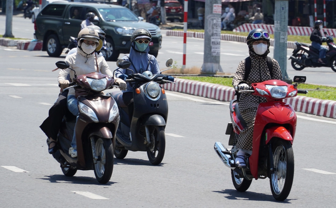 Người Đà Nẵng thành 'ninja' ra đường trong nắng nóng đầu mùa - Ảnh 2.