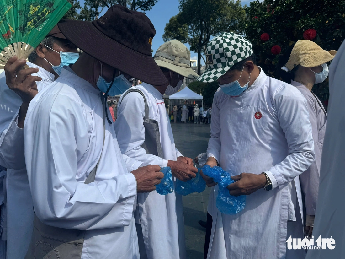 Người dân TP.HCM hoan hỉ vào chiêm bái xá lợi trái tim Bồ tát Thích Quảng Đức - Ảnh 6. Thích Quảng Đức - Ảnh 9.