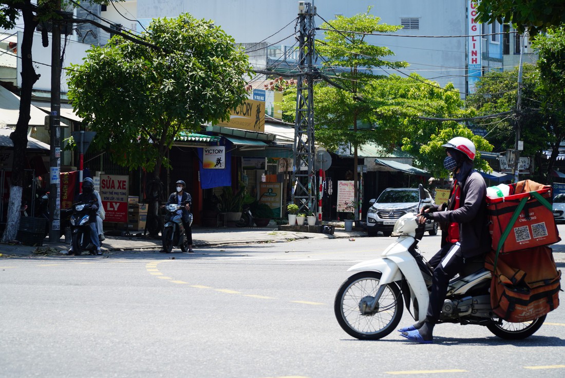 Người Đà Nẵng thành 'ninja' ra đường trong nắng nóng đầu mùa - Ảnh 5.