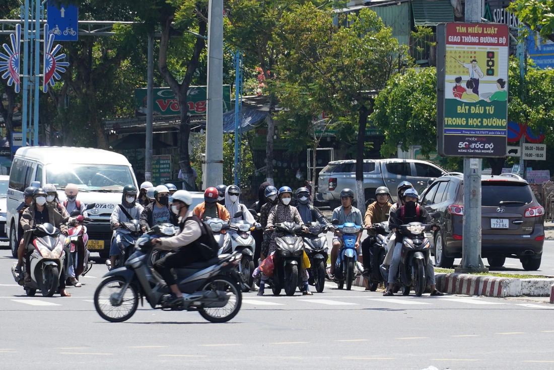 Người Đà Nẵng thành 'ninja' ra đường trong nắng nóng đầu mùa - Ảnh 6.