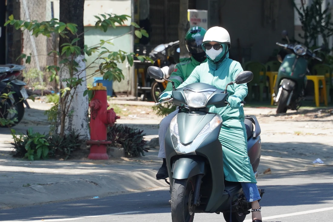 Người Đà Nẵng thành 'ninja' ra đường trong nắng nóng đầu mùa - Ảnh 4.