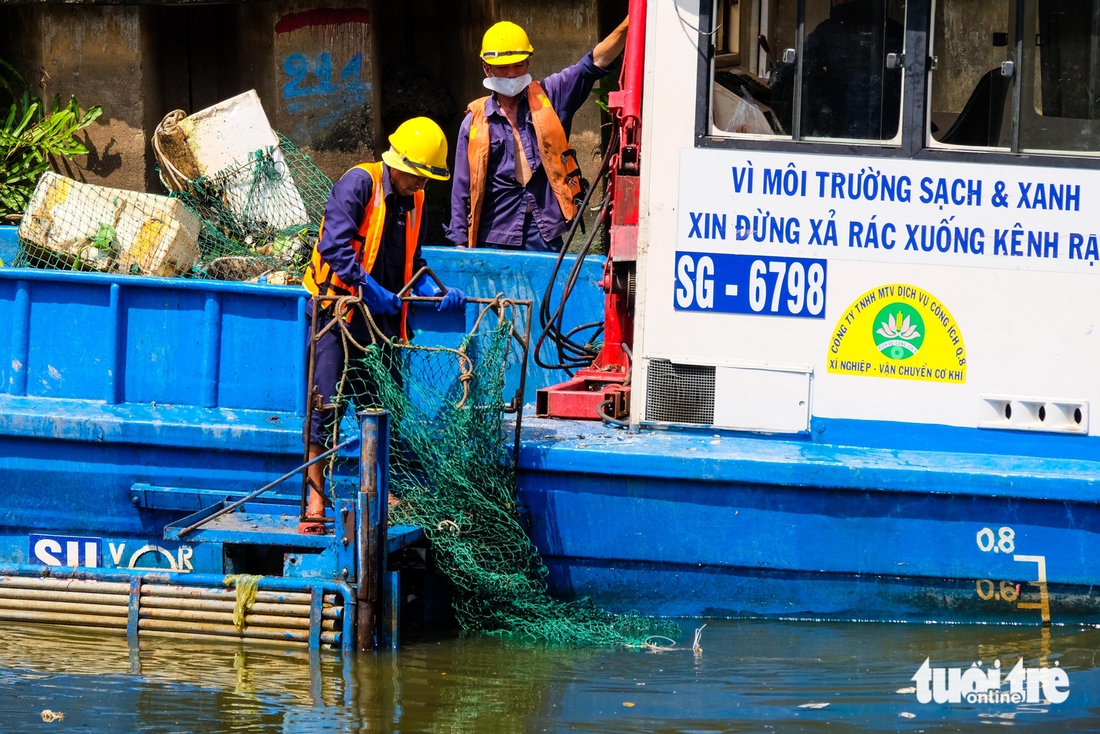 Cá chết nổi lềnh bềnh trên kênh Nhiêu Lộc - Thị Nghè, công nhân môi trường tất bật thu gom - Ảnh 4.