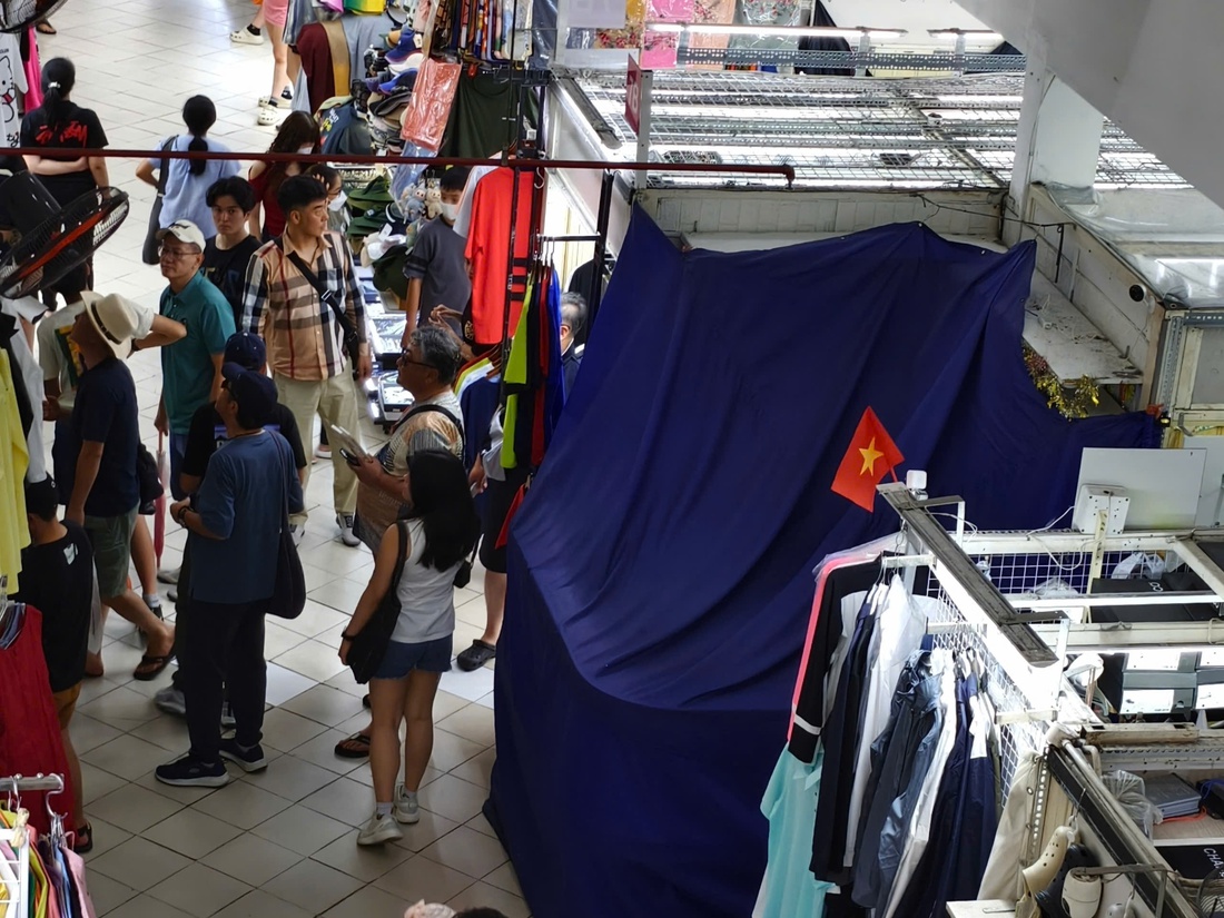 Saigon Square tiếp tục 'cố thủ', cửa đóng then cài sau đợt kiểm tra hàng giả lớn - Ảnh 5.