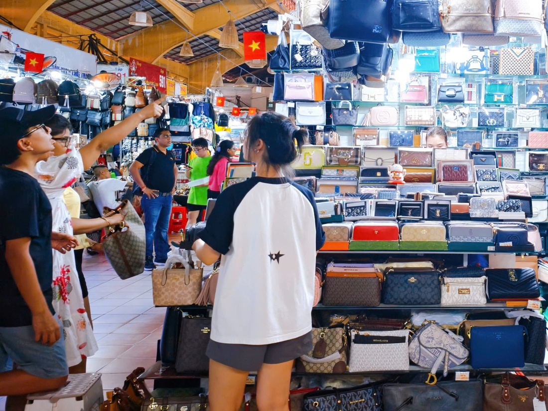 Saigon Square tiếp tục 'cố thủ', cửa đóng then cài sau đợt kiểm tra hàng giả lớn - Ảnh 6.