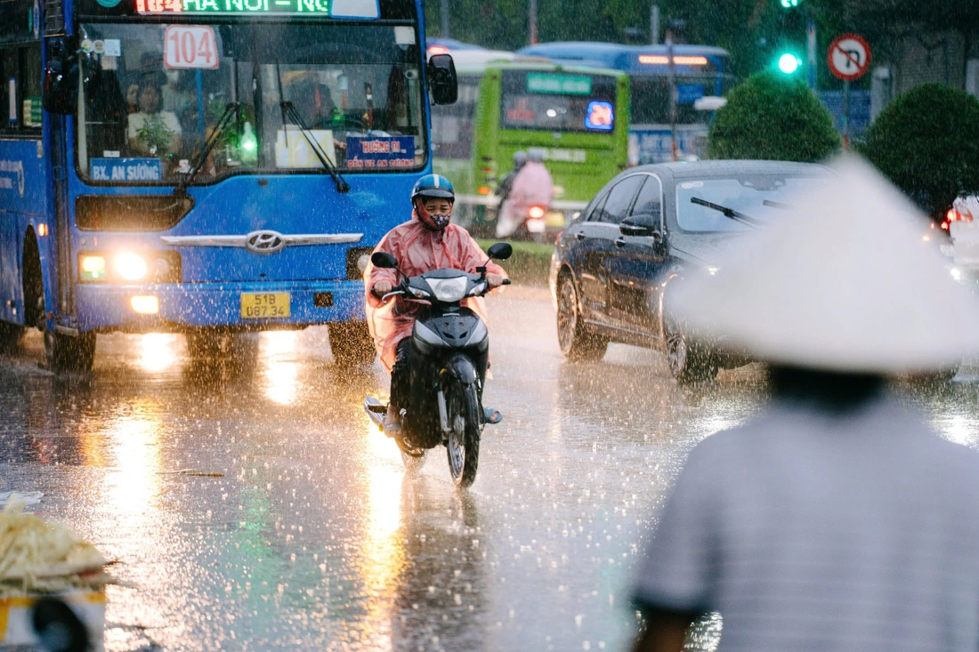 Mây dông từ biển vào, các phường xa ven biển TP.HCM đón mưa trái mùa - Ảnh 1. Mây dông từ biển vào, Nam Bộ và TP.HCM sắp có đợt mưa trái mùa trên diện rộng - Ảnh 1.