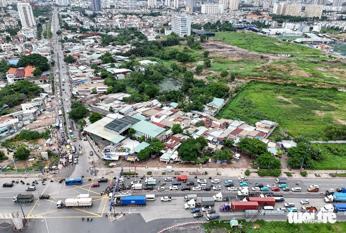 Toàn cảnh 22.000m² chưa giải tỏa, nhánh cầu vượt An Phú nằm im dù sát hạn về đích - Ảnh 2.