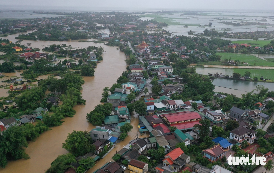 Huế ngập lụt do mưa lớn mới đầu hè - Ảnh 4.