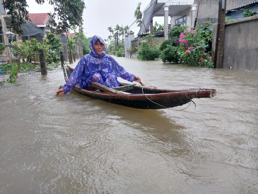 Miền Trung mưa lũ dị thường, 2 người mất tích do lũ cuốn - Ảnh 6.