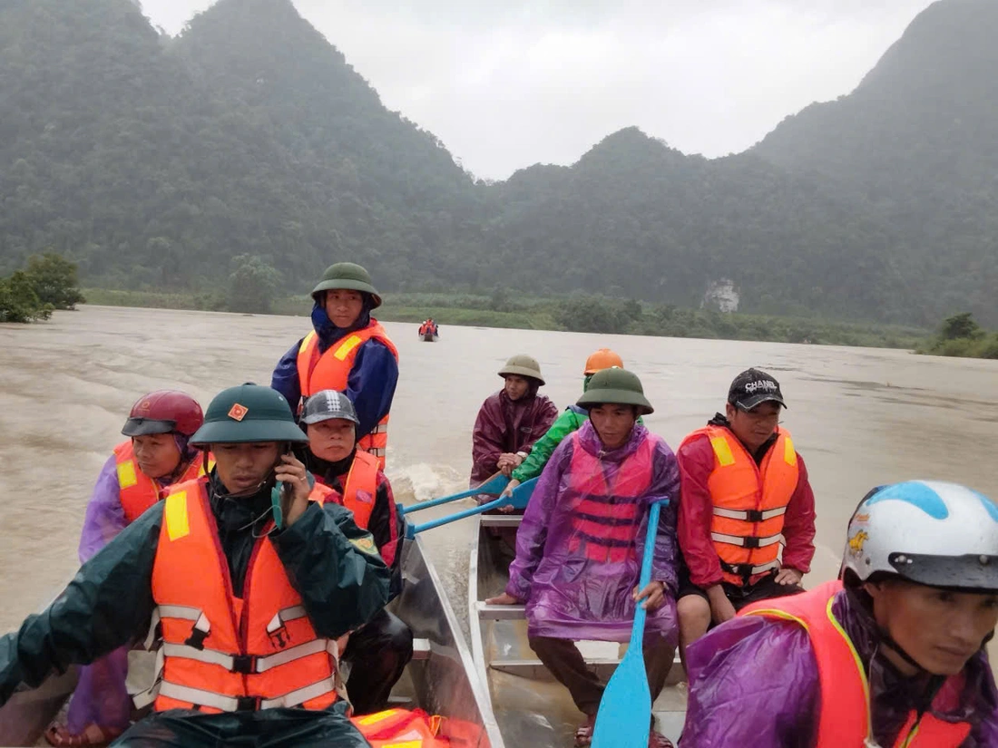 Miền Trung mưa lũ dị thường, 2 người mất tích do lũ cuốn - Ảnh 2.