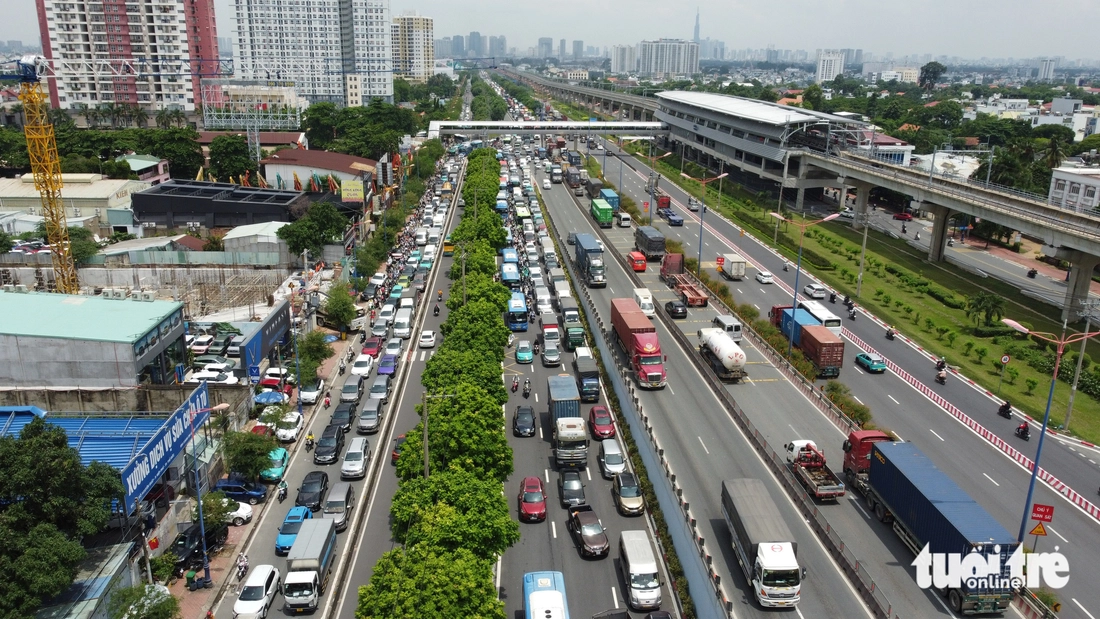 Kẹt xe 'tứ phía' ở ngã tư Thủ Đức giữa trưa nắng, nguyên nhân do đâu? - Ảnh 2.