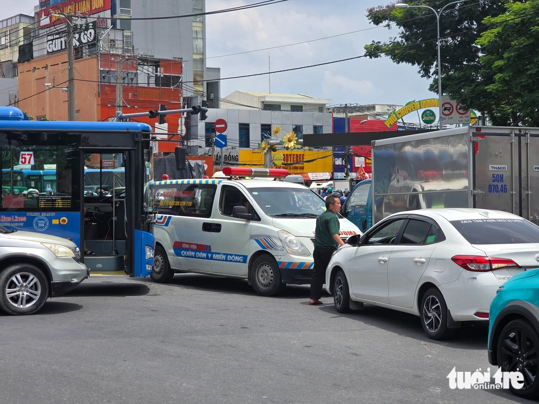 Kẹt xe 'tứ phía' ở ngã tư Thủ Đức giữa trưa nắng, nguyên nhân do đâu? - Ảnh 4.