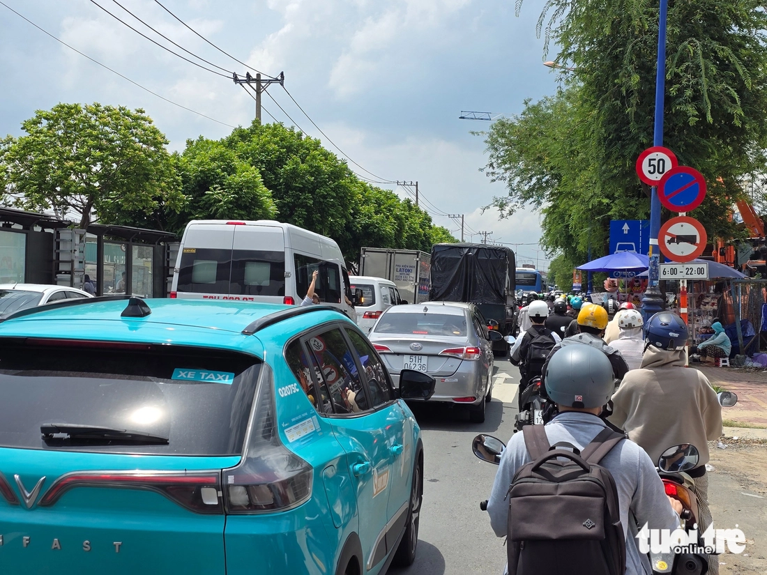 Kẹt xe 'tứ phía' ở ngã tư Thủ Đức giữa trưa nắng, nguyên nhân do đâu? - Ảnh 4.