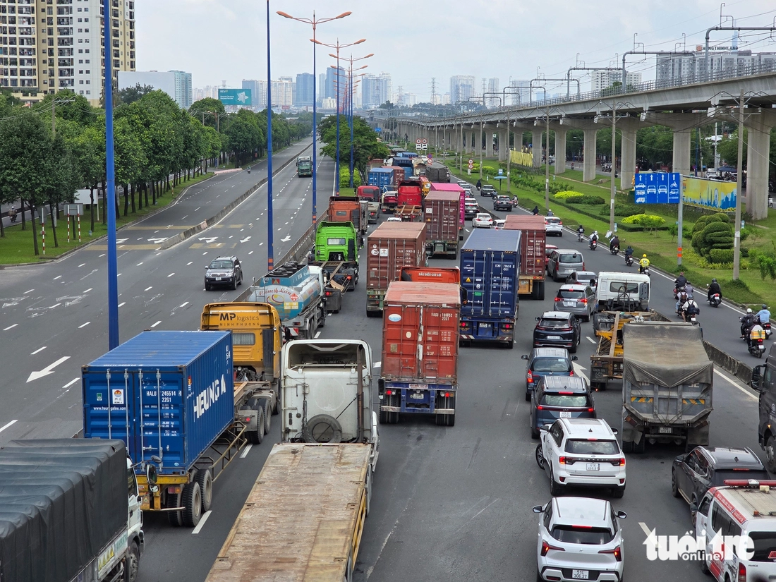 Kẹt xe 'tứ phía' ở ngã tư Thủ Đức giữa trưa nắng, nguyên nhân do đâu? - Ảnh 7.