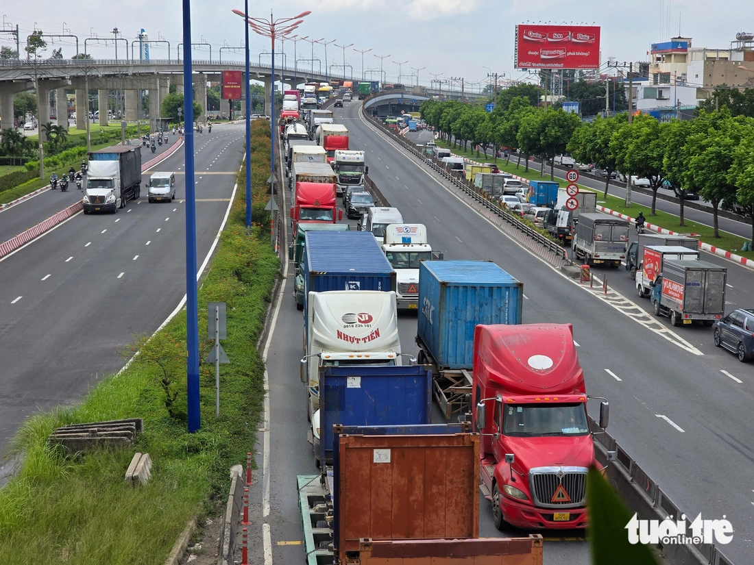 Kẹt xe 'tứ phía' ở ngã tư Thủ Đức giữa trưa nắng, nguyên nhân do đâu? - Ảnh 7.