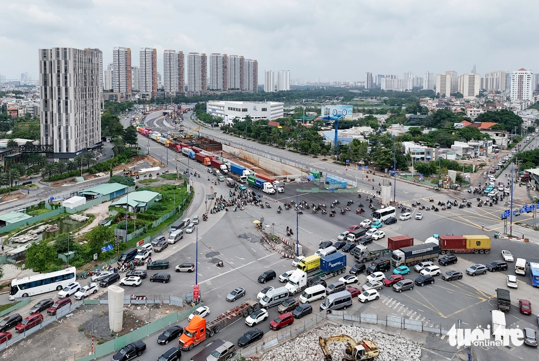 Toàn cảnh công trường vắng vẻ, tiến độ ì ạch tại nút giao An Phú, dù 6 tháng nữa phải về đích - Ảnh 2.