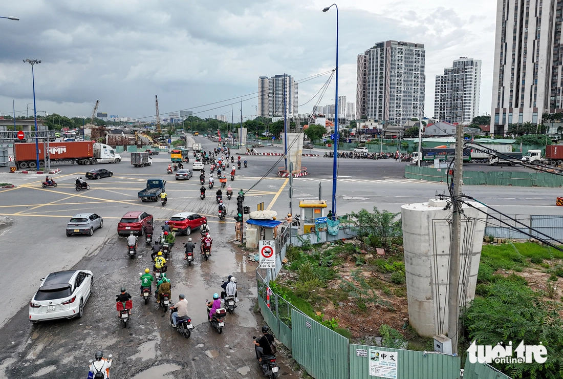 Toàn cảnh công trường vắng vẻ, tiến độ ì ạch tại nút giao An Phú, dù 6 tháng nữa phải về đích - Ảnh 9.