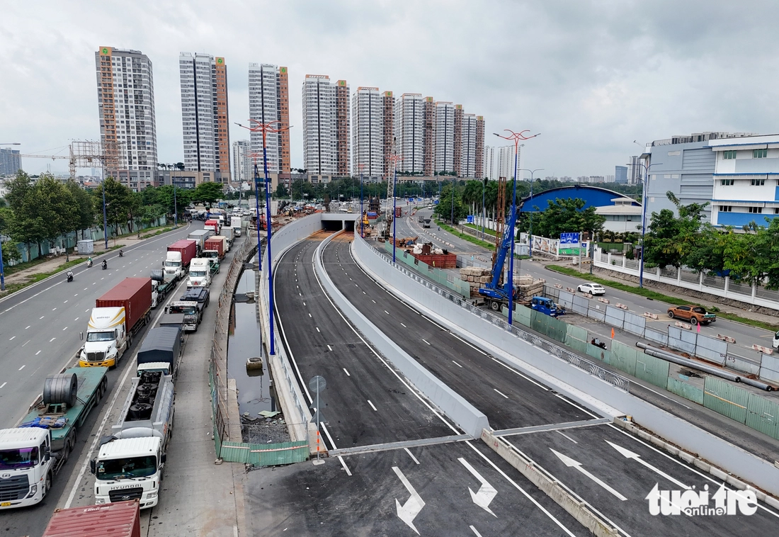 Toàn cảnh công trường vắng vẻ, tiến độ ì ạch tại nút giao An Phú, dù 6 tháng nữa phải về đích - Ảnh 14.