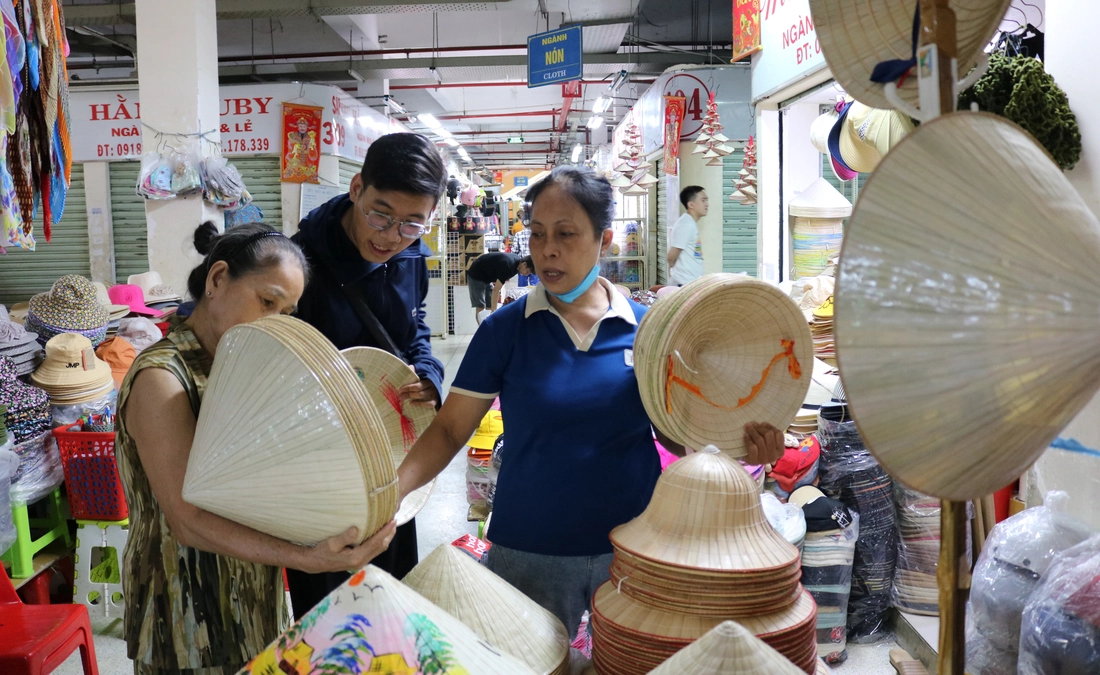 Chàng trai kể chuyện văn hóa Việt qua nón lá - Ảnh 9. nón lá - Ảnh 9.