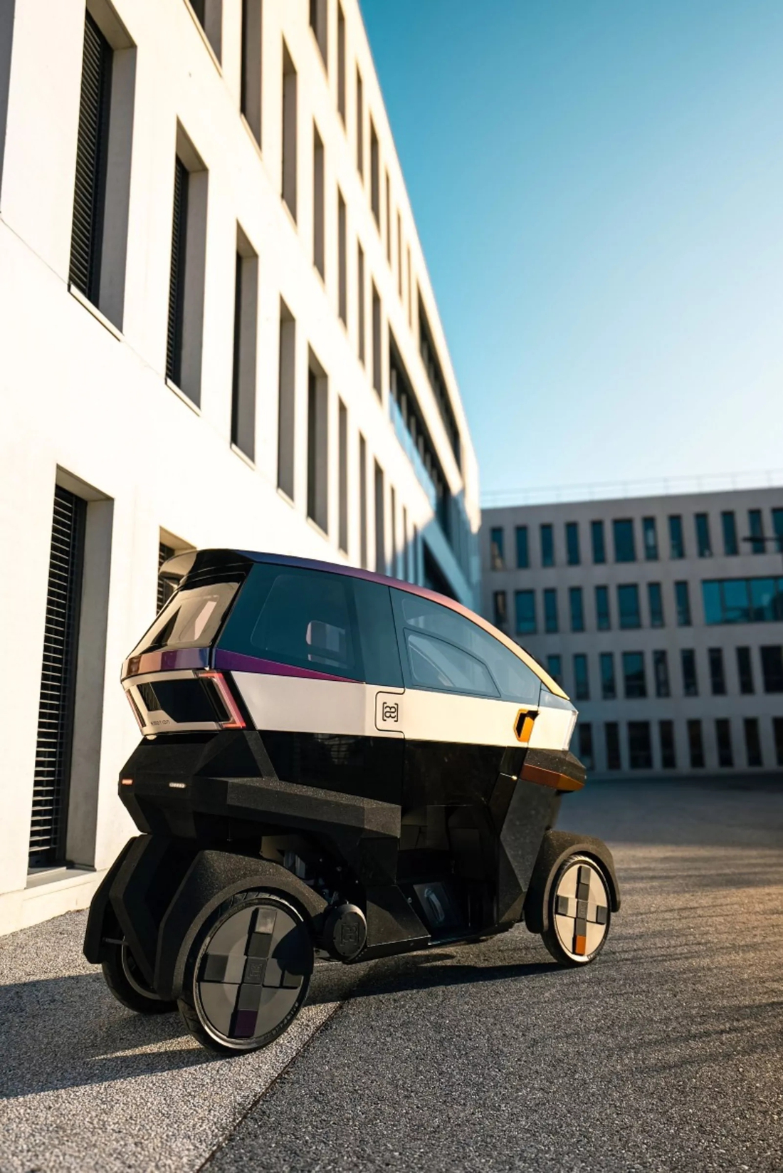 Ô tô điện mini chỉ to như xe máy, thiết kế 'mượn' Cybertruck, cửa như Lamborghini, chạy 200km/sạc - Ảnh 7.