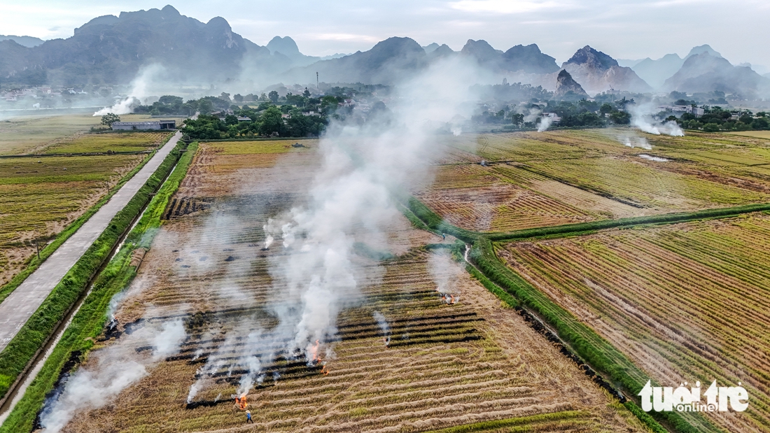 Thản nhiên đốt rơm rạ ở Ninh Bình và Hà Nam, người đi đường lãnh đủ - Ảnh 2.