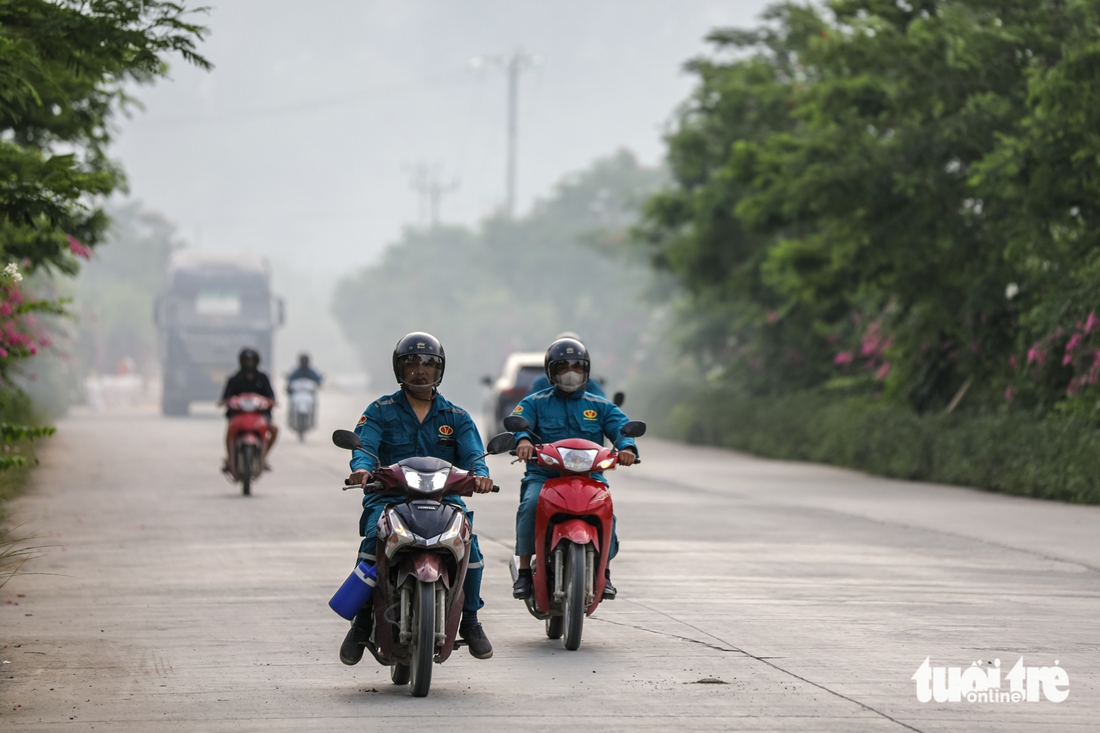 Quốc lộ 1 và cao tốc vào Hà Nội bị bủa vây bởi khói đốt rơm rạ - Ảnh 4.