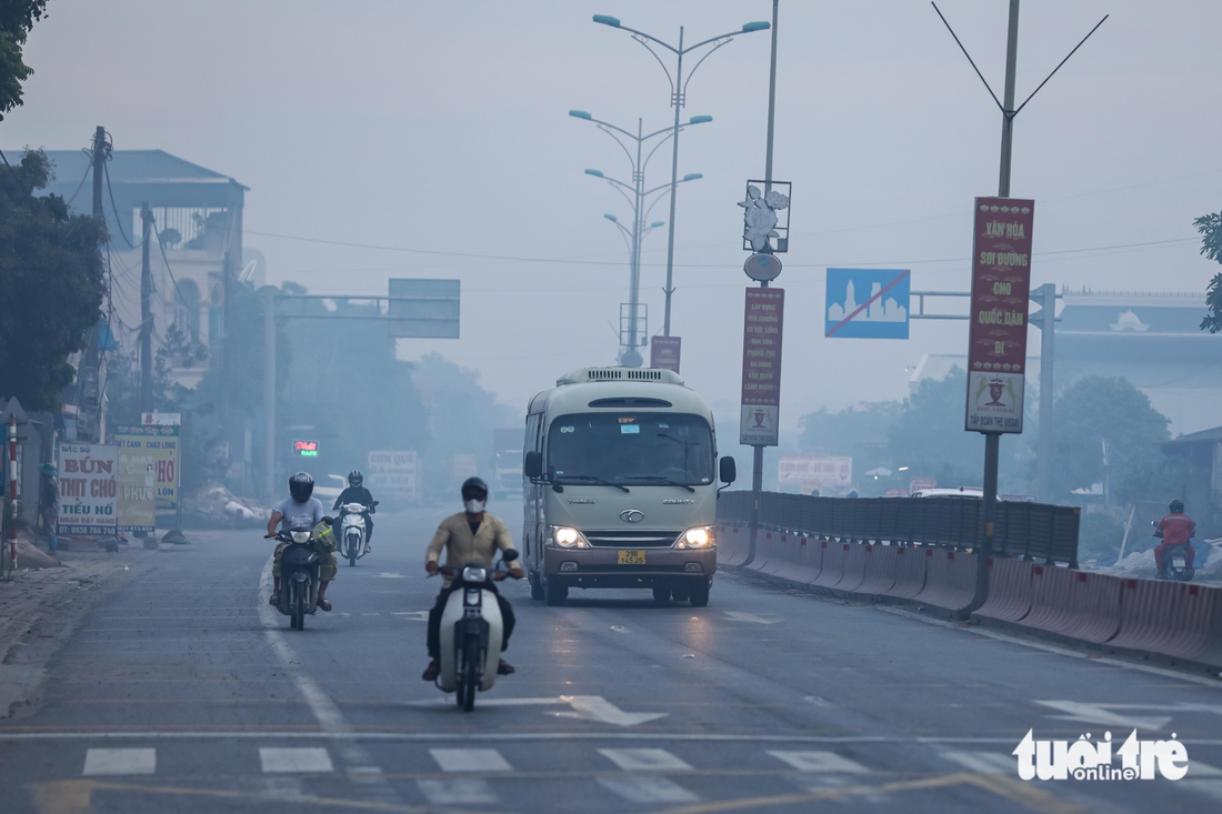 Quốc lộ 1 và cao tốc vào Hà Nội bị bủa vây bởi khói đốt rơm rạ - Ảnh 7.