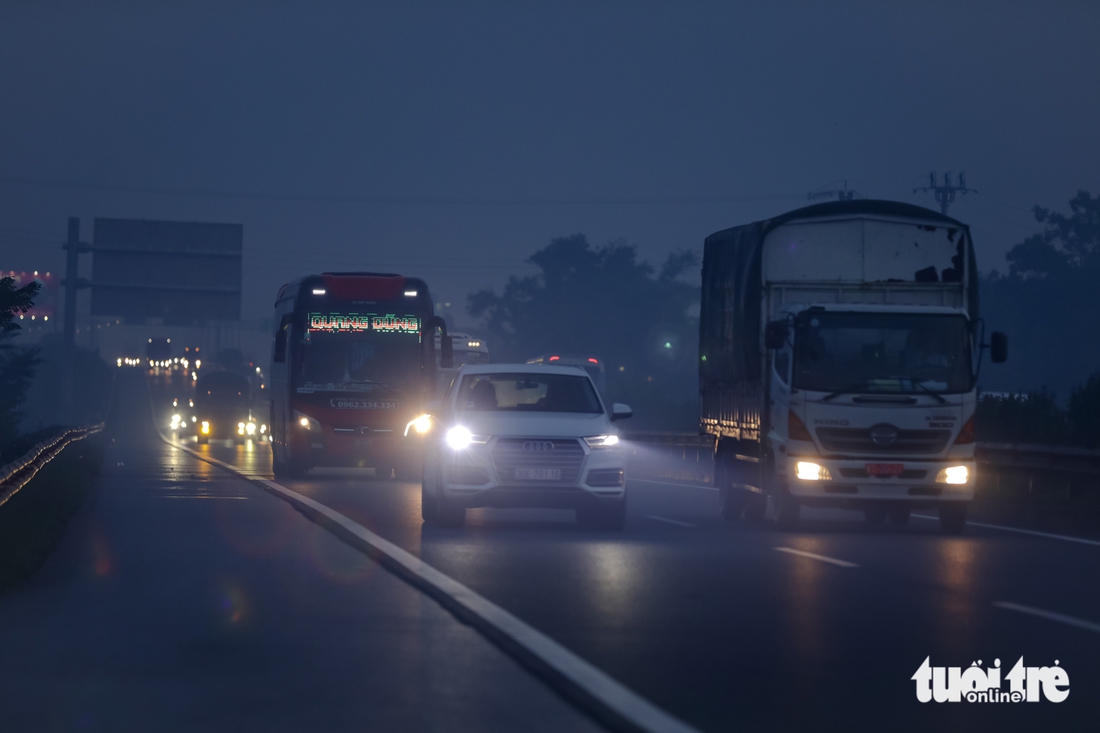 Thản nhiên đốt rơm rạ ở Ninh Bình và Hà Nam, người đi đường lãnh đủ - Ảnh 11.