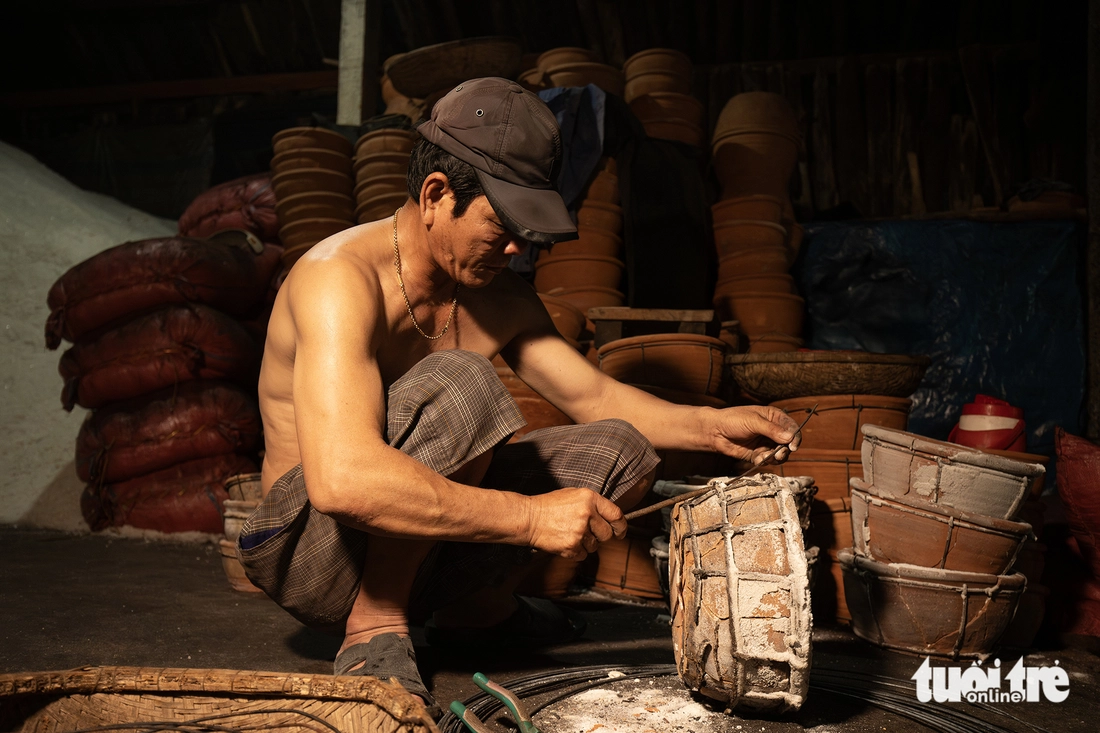 Trắng đêm hầm muối ở làng muối 150 năm tuổi - Ảnh 8. muối - Ảnh 8.