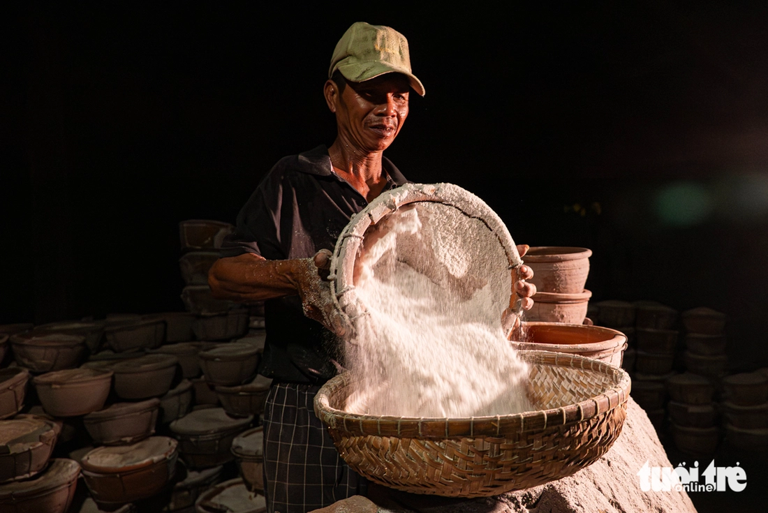 Trắng đêm hầm muối ở làng muối 150 năm tuổi - Ảnh 11. Trắng đêm hầm muối ở làng muối 150 năm tuổi - Ảnh 11.