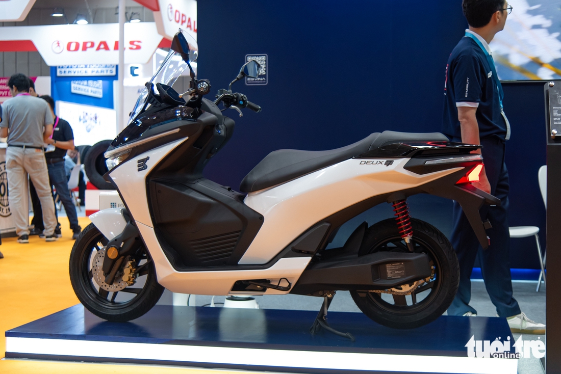 E3 Mobility Deux7 - Xe máy điện Hàn Quốc mới lạ về Việt Nam: Giá dự kiến 100 triệu đồng, nhỏ hơn SH, chạy 120km/sạc- Ảnh 2. Xe máy điện Hàn Quốc ra mắt Việt Nam: Giá dự kiến 100 triệu, nhỉnh hơn Honda SH Mode - Ảnh 2.