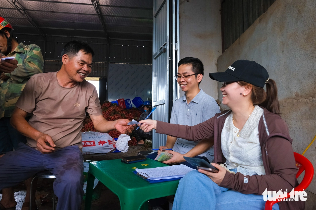 Điệp khúc vải thiều 'được mùa mất giá': Nông dân gồng mình đẩy hàng - Ảnh 6. Điệp khúc vải thiều 'được mùa giá rẻ như cho', nông dân gồng mình đẩy hàng - Ảnh 6.