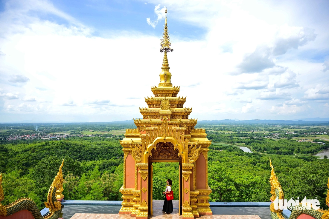 Đến cố đô Lampang nghe lọc cọc tiếng vó ngựa, ngắm bảo tháp lơ lửng giữa tầng mây