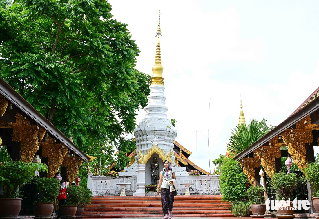 Đến cố đô Lampang nghe lọc cọc tiếng vó ngựa, ngắm bảo tháp lơ lửng giữa tầng mây - Ảnh 2.