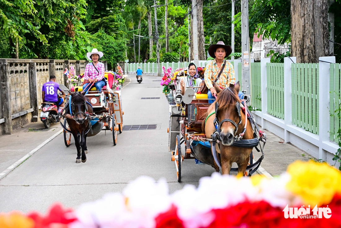 Đến cố đô Lampang nghe lọc cọc tiếng vó ngựa, ngắm bảo tháp lơ lửng giữa tầng mây - Ảnh 11.