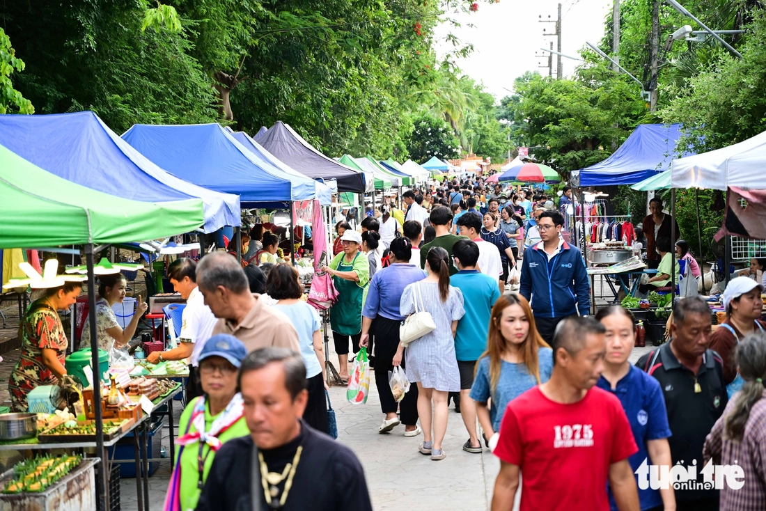 Đến cố đô Lampang nghe lọc cọc tiếng vó ngựa, ngắm bảo tháp lơ lửng giữa tầng mây - Ảnh 16.