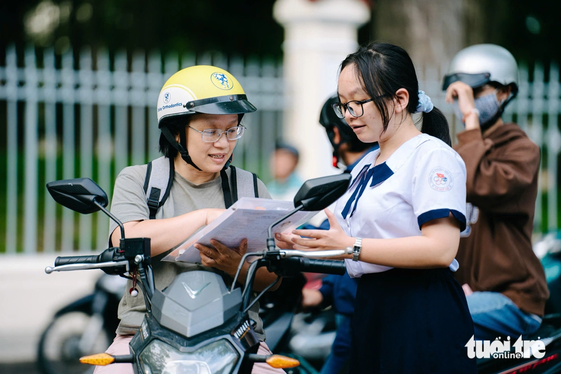 Sáng nay, sĩ tử thi môn văn kỳ thi tốt nghiệp THPT 2025 - Ảnh 6. thi tốt nghiệp - Ảnh 6.
