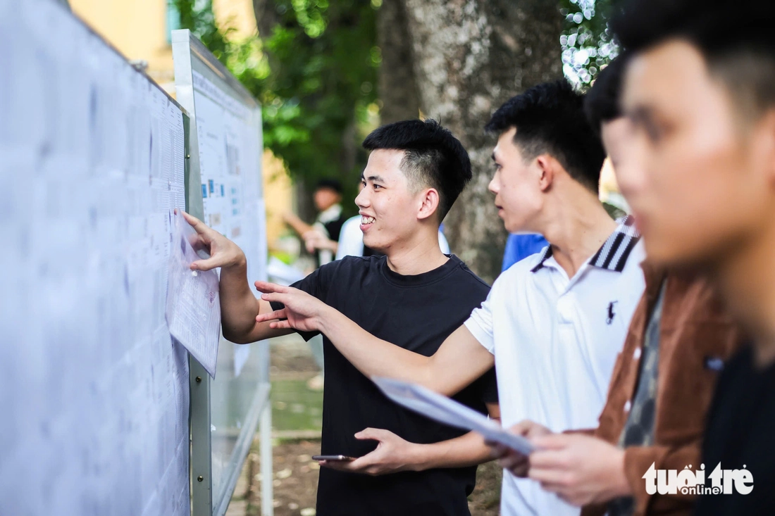 Sáng nay sĩ tử thi môn văn kỳ thi tốt nghiệp THPT 2025 - Ảnh 1. thi tốt nghiệp - Ảnh 9.