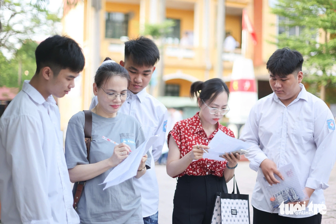 Sáng nay, sĩ tử thi môn văn kỳ thi tốt nghiệp THPT 2025 - Ảnh 10. thi tốt nghiệp - Ảnh 14.