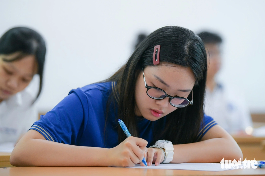 Sáng nay, sĩ tử thi môn văn kỳ thi tốt nghiệp THPT 2025 - Ảnh 16. thi tốt nghiệp - Ảnh 21.