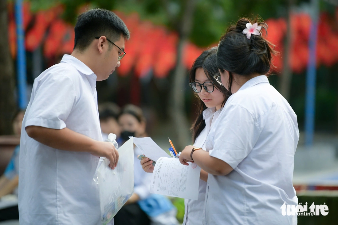 Sáng nay, sĩ tử thi môn văn kỳ thi tốt nghiệp THPT 2025 - Ảnh 11. thi tốt nghiệp - Ảnh 12.