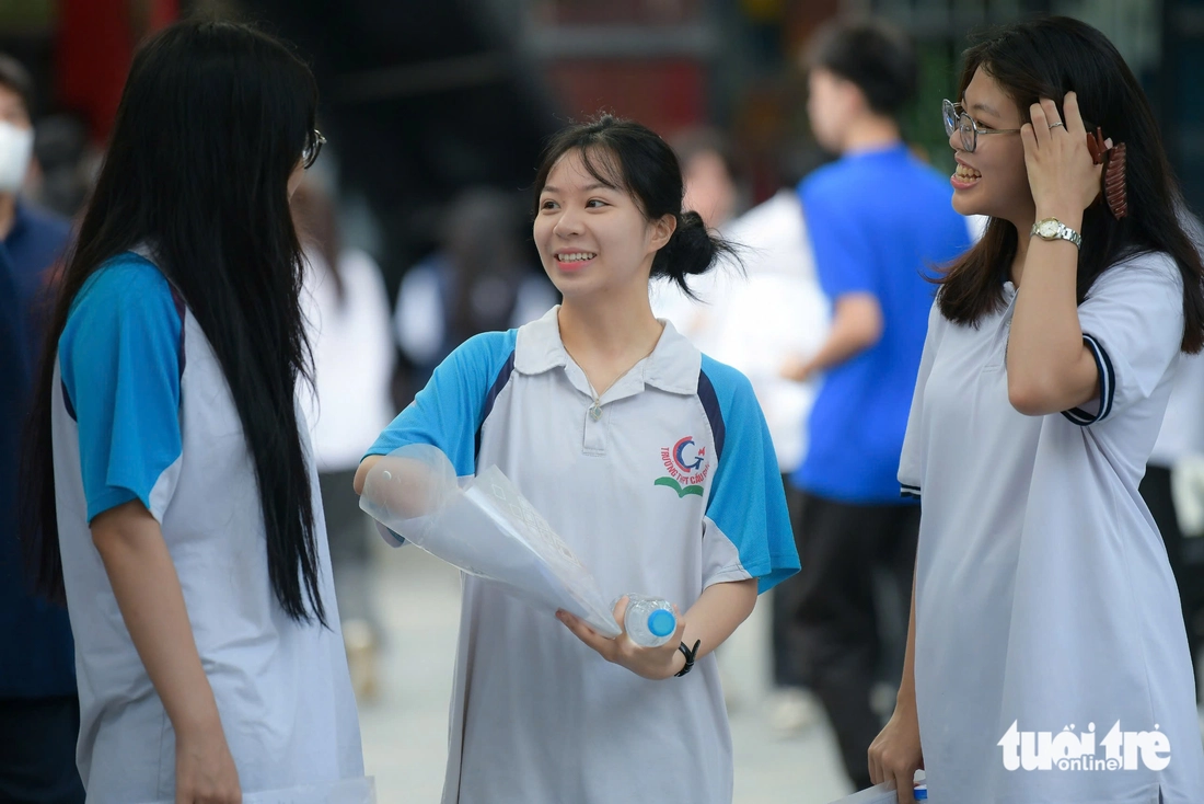 Sáng nay, sĩ tử thi môn văn kỳ thi tốt nghiệp THPT 2025 - Ảnh 9. thi tốt nghiệp - Ảnh 10.