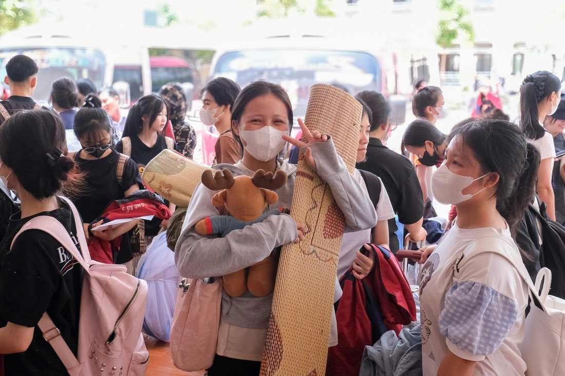 Bữa cơm chan đầy yêu thương của cha mẹ nơi 'ký túc xá dã chiến' mùa thi - Ảnh 2. thi tốt nghiệp - Ảnh 2.