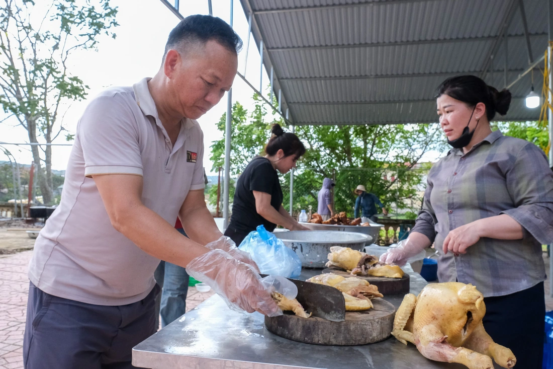 Bữa cơm chan đầy yêu thương của cha mẹ nơi 'ký túc xá dã chiến' mùa thi - Ảnh 7. thi tốt nghiệp - Ảnh 7.