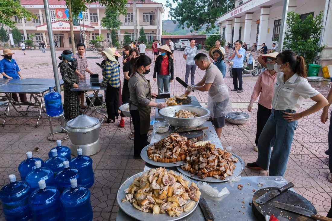 Bữa cơm chan đầy yêu thương của cha mẹ nơi 'ký túc xá dã chiến' mùa thi - Ảnh 6. thi tốt nghiệp - Ảnh 6.