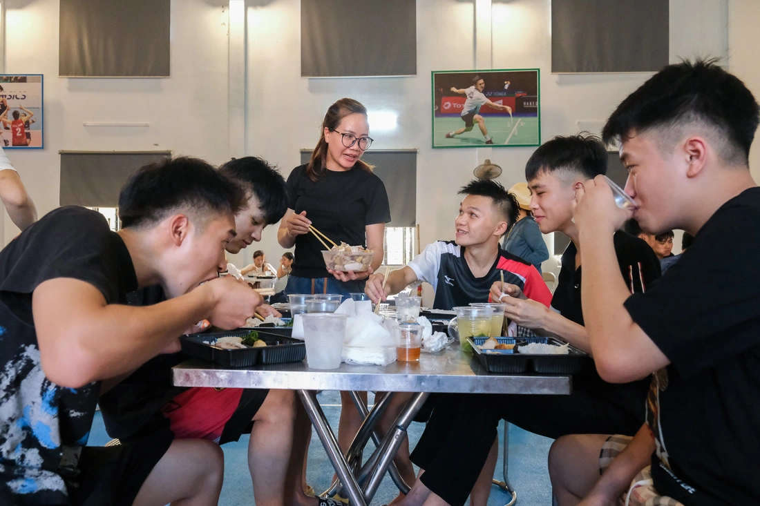 Bữa cơm chan đầy yêu thương của cha mẹ nơi 'ký túc xá dã chiến' mùa thi - Ảnh 9. thi tốt nghiệp - Ảnh 9.