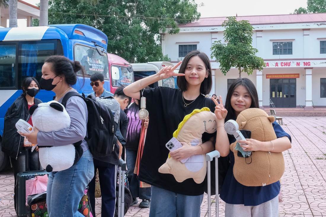 Bữa cơm chan đầy yêu thương của cha mẹ nơi 'ký túc xá dã chiến' mùa thi - Ảnh 1. Bữa cơm đong đầy yêu thương của cha mẹ trong 'ký túc xá dã chiến' mùa thi - Ảnh 1.