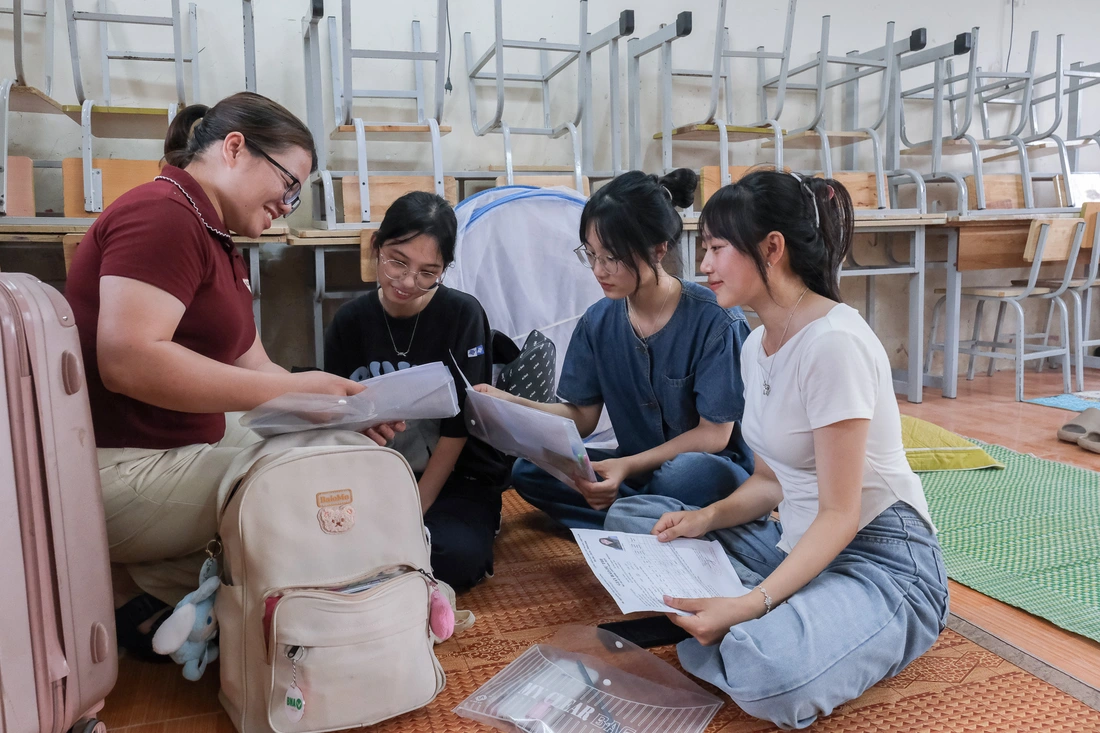 Bữa cơm chan đầy yêu thương của cha mẹ nơi 'ký túc xá dã chiến' mùa thi - Ảnh 3. Bữa cơm đong đầy yêu thương của cha mẹ trong 'ký túc xá dã chiến' mùa thi - Ảnh 3.