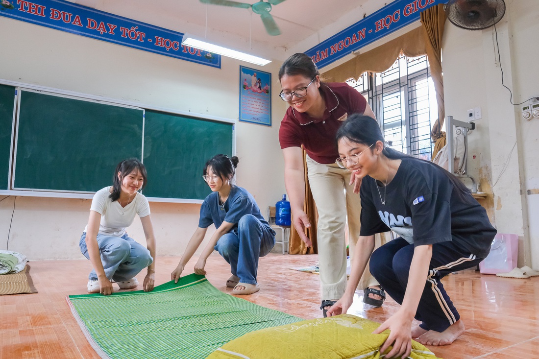 Bữa cơm chan đầy yêu thương của cha mẹ nơi 'ký túc xá dã chiến' mùa thi - Ảnh 4. thi tốt nghiệp - Ảnh 4.
