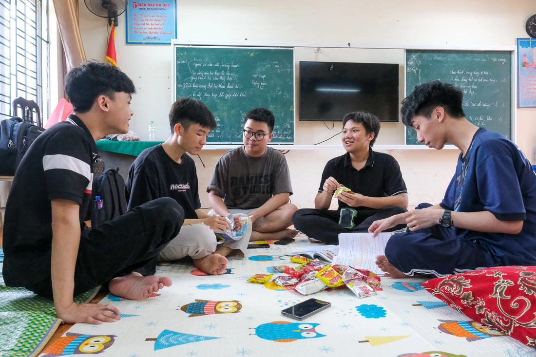 Bữa cơm chan đầy yêu thương của cha mẹ nơi 'ký túc xá dã chiến' mùa thi - Ảnh 8. thi tốt nghiệp - Ảnh 8.